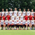 Fußball WM 2026 Deutschland DFB Elf. Das offizielle Teamfoto - Mannschaftsfoto: Der deutsche WM Kader zur Fußball Weltmeisterschaft 2026 in den USA. Vordere Reihe v.l: Deniz Undav, Florian Wirtz, Pascal Gross, Leroy Sane, Oliver Baumann, Manuel Neuer, Alexander Nuebel, Jonas Urbig, Angelo Stiller, David Raum, Nadiem Amiri und Nathaniel Brown. Mittlere Reihe v.l: Cheftrainer Julian Nagelsmann, Assistenztrainer Benjamin Huebner, Assistenztrainer Benjamin Glueck, Assistenztrainer Alfred Schreuder, Assistenztrainer Mads Buttgereit, Jamal Musiala, Joshua Kimmich, Maximilian Beier, Athletiktrainer Braam Geers, Athletiktrainer Krunoslav Banovcic, Fitnesstrainer Nicklas Dietrich, Torwarttrainer Andreas Kronenberg und Torwarttrainer Stefan Wessels. Hintere Reihe v.l: Jamie Leweling, Antonio Ruediger, Assan Ouedraogo, Nico Schlotterbeck, Jonathan Tah, Nick Woltemade, Malick Thiaw, Kai Havertz, Felix Nmecha, Waldemar Anton, Leon Goretzka und Aleksandar Pavlovic. Copyright: GES/DFB