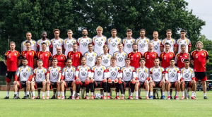Fußball WM 2026 Deutschland DFB Elf. Das offizielle Teamfoto - Mannschaftsfoto: Der deutsche WM Kader zur Fußball Weltmeisterschaft 2026 in den USA. Vordere Reihe v.l: Deniz Undav, Florian Wirtz, Pascal Gross, Leroy Sane, Oliver Baumann, Manuel Neuer, Alexander Nuebel, Jonas Urbig, Angelo Stiller, David Raum, Nadiem Amiri und Nathaniel Brown. Mittlere Reihe v.l: Cheftrainer Julian Nagelsmann, Assistenztrainer Benjamin Huebner, Assistenztrainer Benjamin Glueck, Assistenztrainer Alfred Schreuder, Assistenztrainer Mads Buttgereit, Jamal Musiala, Joshua Kimmich, Maximilian Beier, Athletiktrainer Braam Geers, Athletiktrainer Krunoslav Banovcic, Fitnesstrainer Nicklas Dietrich, Torwarttrainer Andreas Kronenberg und Torwarttrainer Stefan Wessels. Hintere Reihe v.l: Jamie Leweling, Antonio Ruediger, Assan Ouedraogo, Nico Schlotterbeck, Jonathan Tah, Nick Woltemade, Malick Thiaw, Kai Havertz, Felix Nmecha, Waldemar Anton, Leon Goretzka und Aleksandar Pavlovic. Copyright: GES/DFB